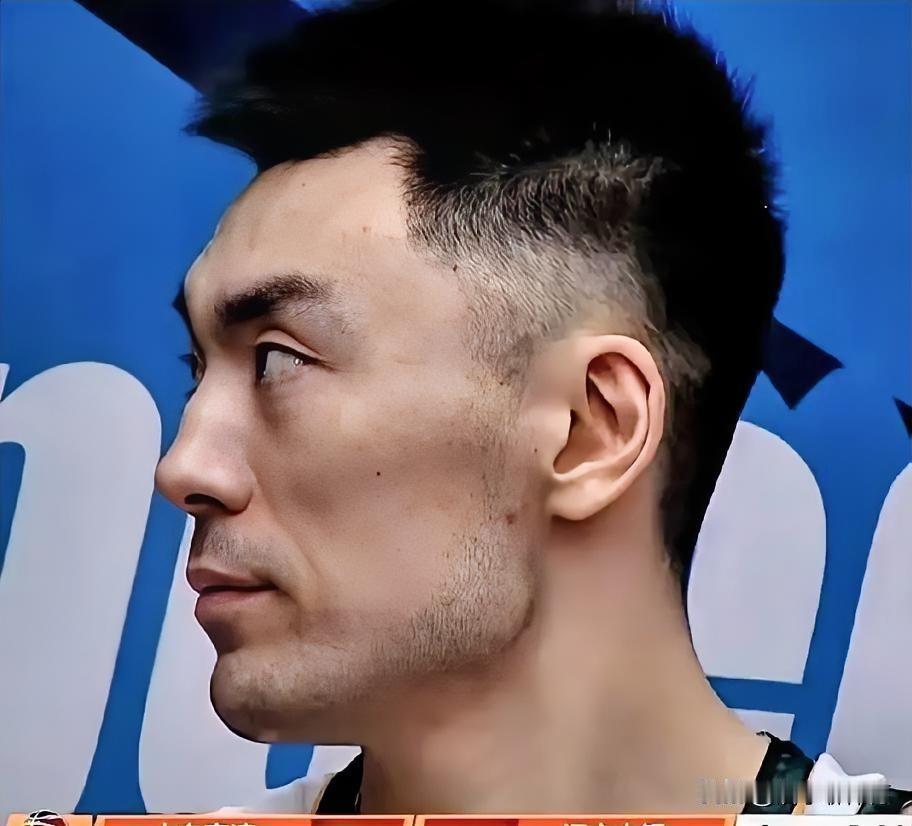 最后两分钟，乌戈问李晓旭要不要上场告别，他摇头拒绝。
你想想这个画面。一个在辽篮