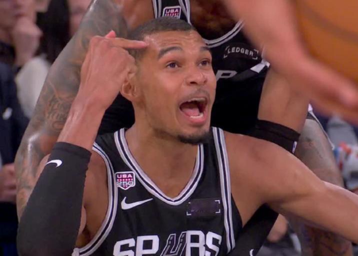 NBA总决赛，尼克斯对阵马刺的G4比赛中，出现了非常奇葩的一幕。第三节比赛还剩下