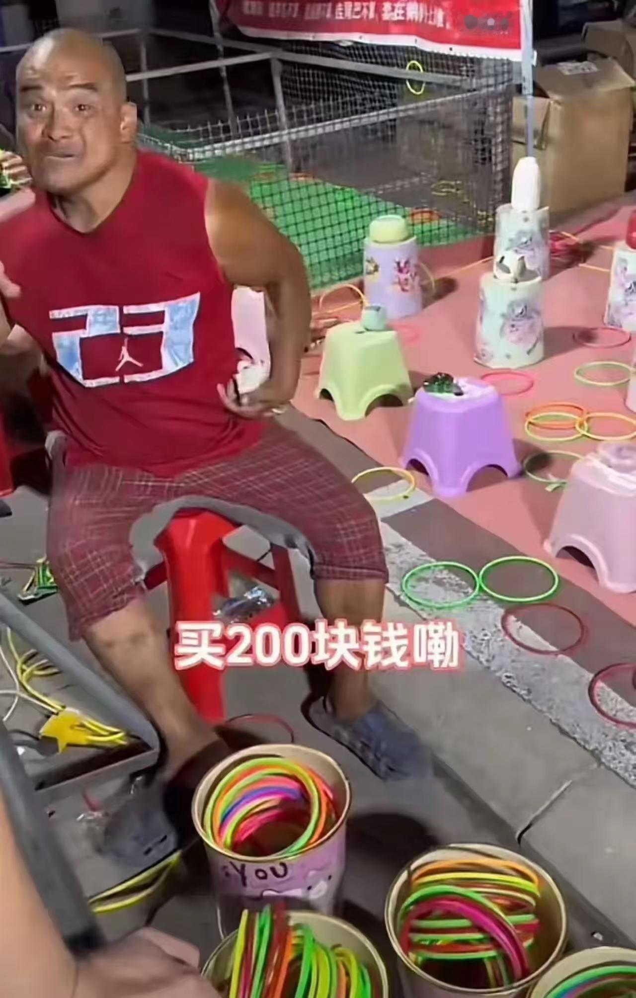 泪目！河北，残疾男子为了养家糊口，在路边摆“套圈”，但生意冷清没有开张，晚饭就干