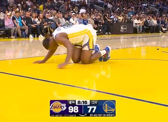 勇士又伤一个，疼的跪在地上一直喊，库里都无奈了。
今天勇士输给湖人。
比赛的第四