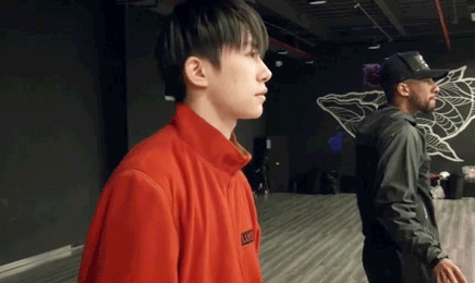 这个帅哥就这样试图萌混过关吧！易烊千玺积家全球代言人易烊千玺电影蛮荒禁地