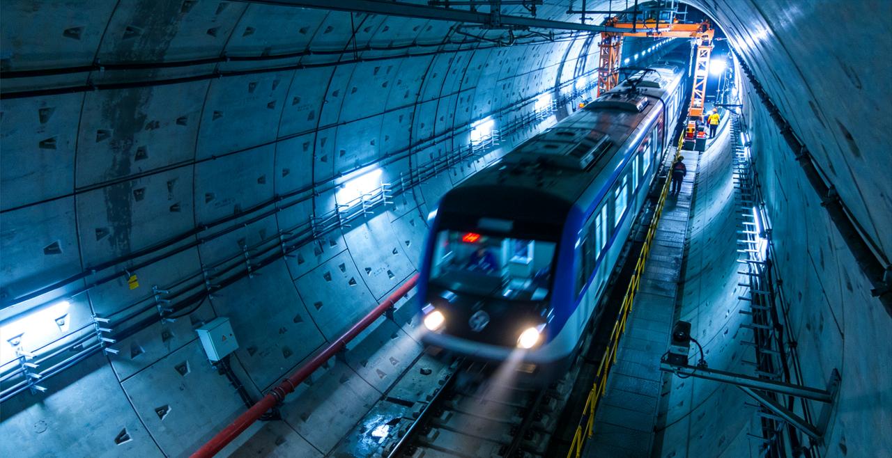 今天，整个西方都在盯着长江底！89米深处，中国干了一件大事！
 
“基建狂魔”再