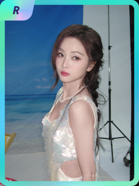 吴宣仪 集卡互助ing~送你一张“夏日限定超话小卡”R卡“夏日限定”~速速来抢，