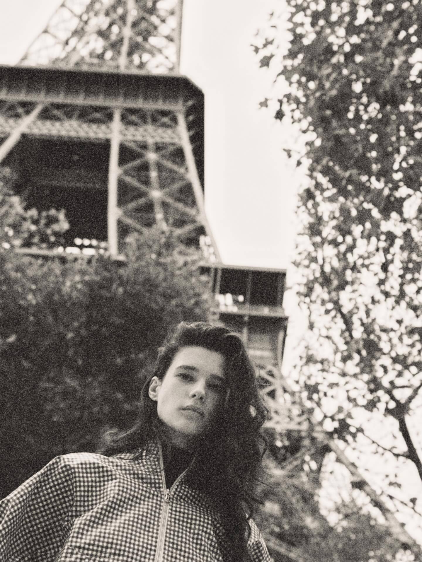 秋日里的埃菲尔铁塔，享受片刻的宁静🍂Model：Sandra Murray ​