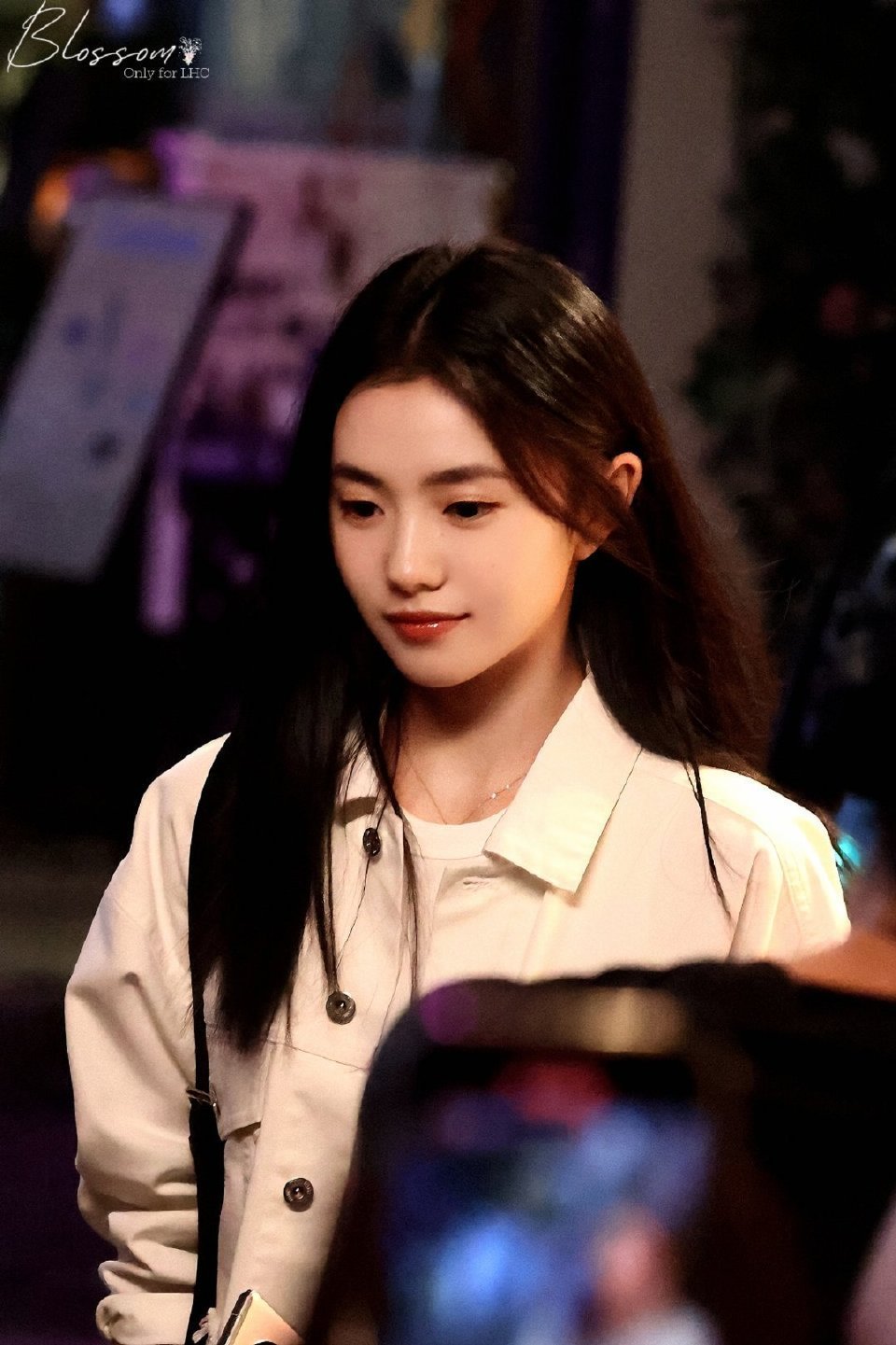 #刘浩存[超话]#我捏着书页，不愿止它翻边；我捏着时光，不肯让它消逝。 ​​​