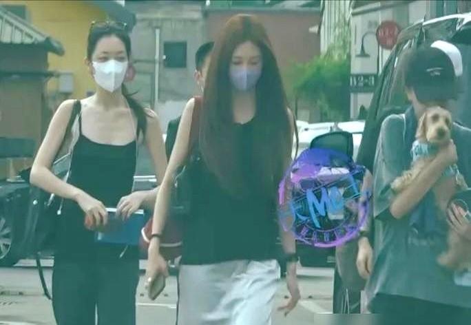 19岁女孩在社交平台敲下“轻舟已过”四个字，配图是一张几乎看不出疤痕的脸。

为