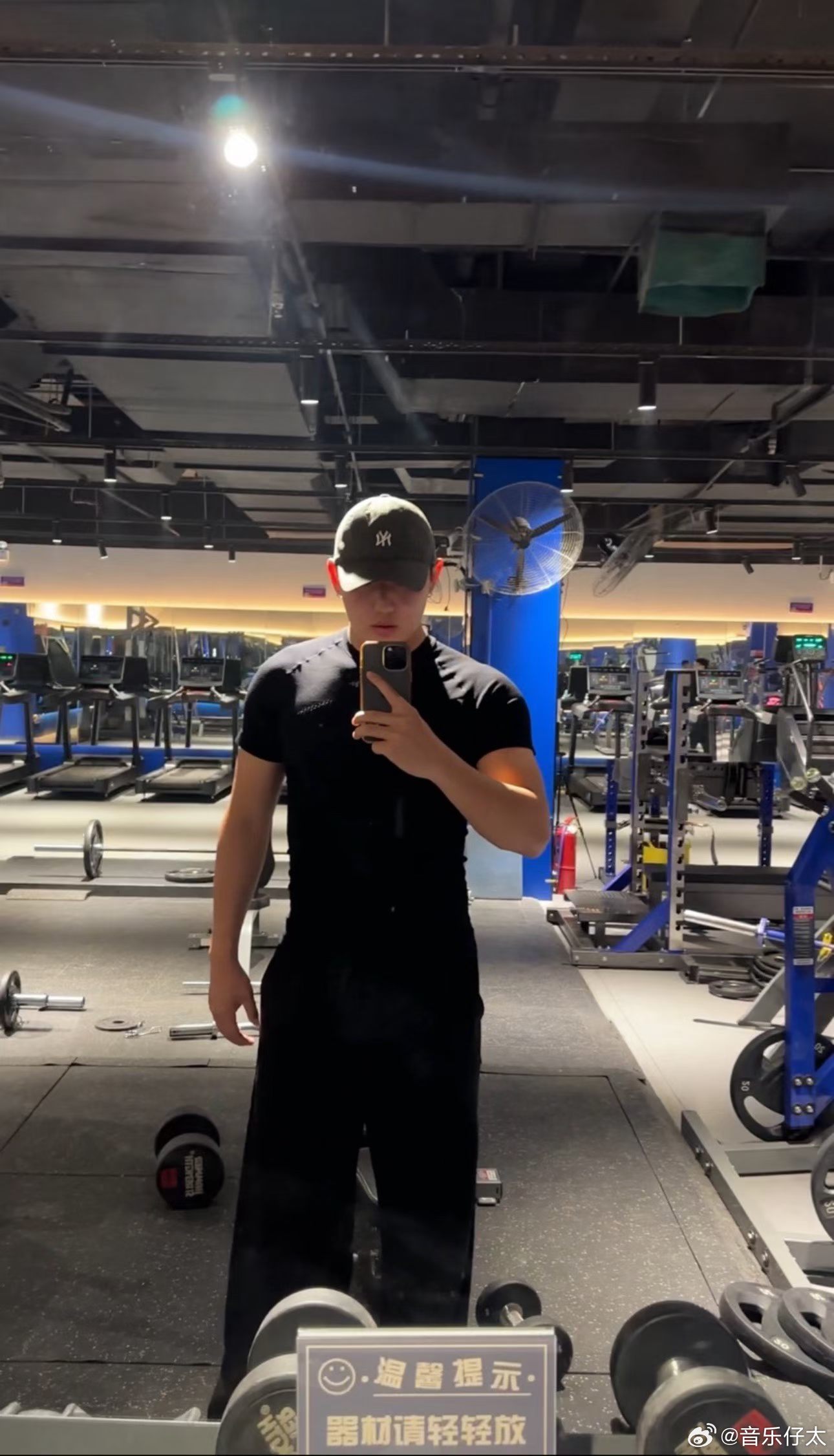05年188cm80kg，篮球体育生住在18楼。 