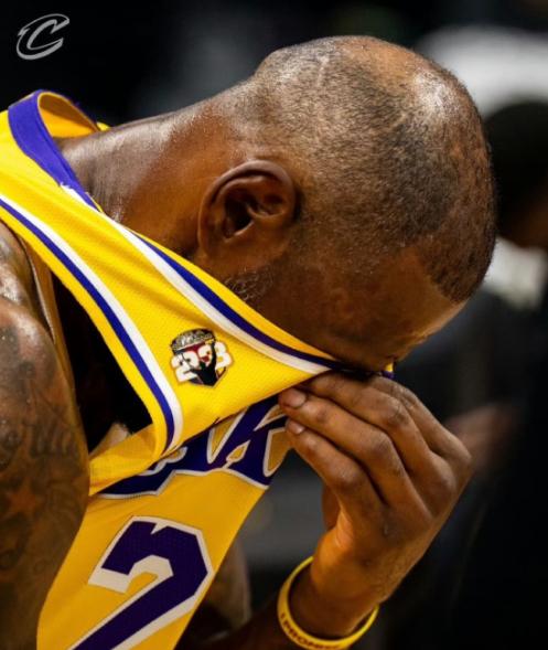 昨天的比赛，湖人赢了，但这场比赛真正尴尬的人，是詹姆斯。
 
在数据面前，一切都