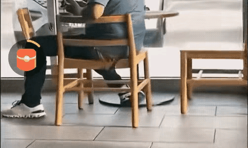 看到这样的画面，感觉很是无语，也非常的无奈，坐在椅子上这个人，应该是得了某方面的