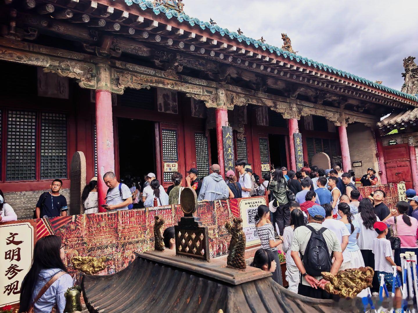 感觉经常旅行的人精神世界好富足可别胡扯了，到哪儿都是一地人，只能感到烦躁。想找个