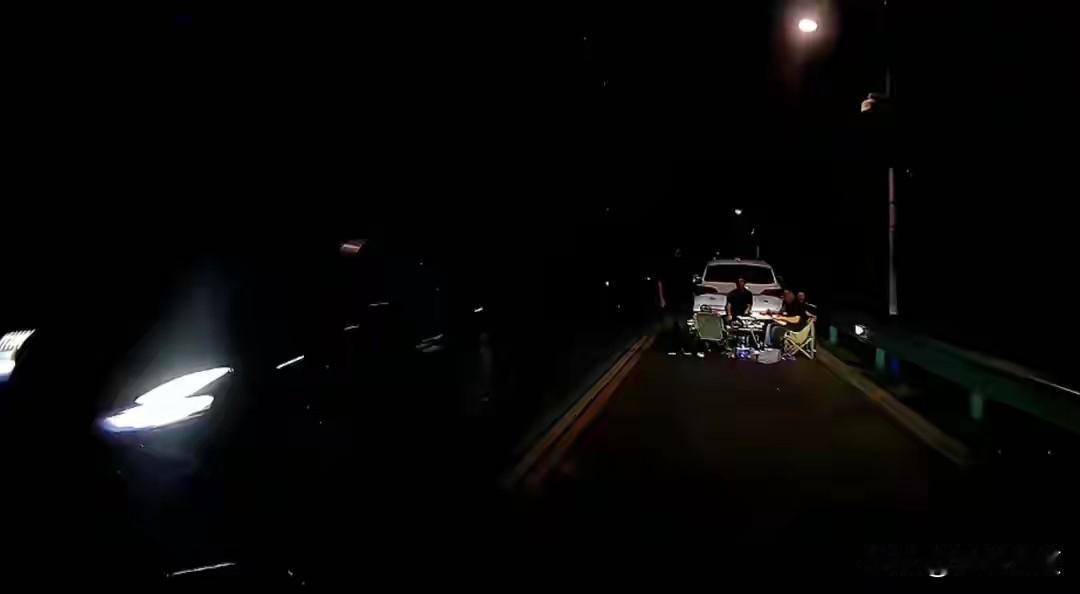 想死也别拉上别人啊！夜晚漆黑公路上，一桌人在马路中间摆摊吃饭，过路司机险些撞上。