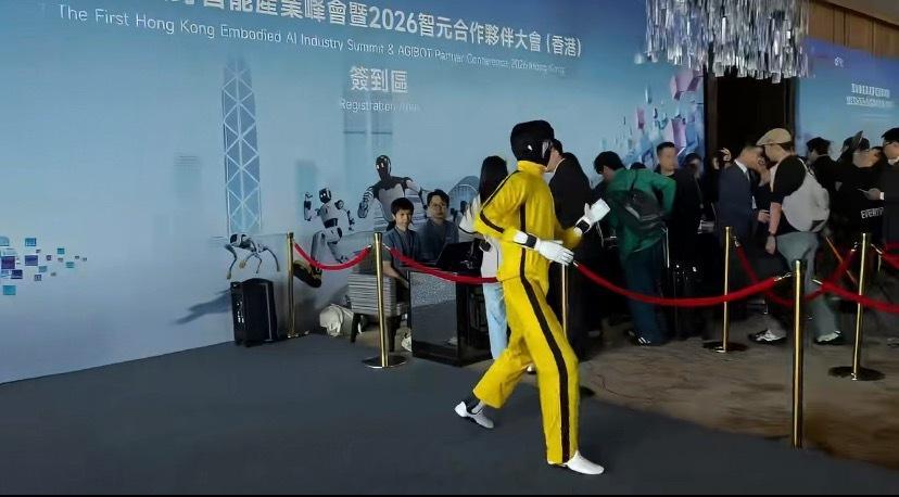 机器人扮成李小龙表演飞踢智元机器人打扮成李小龙样式的远征 A3 表演飞踢和高抬腿