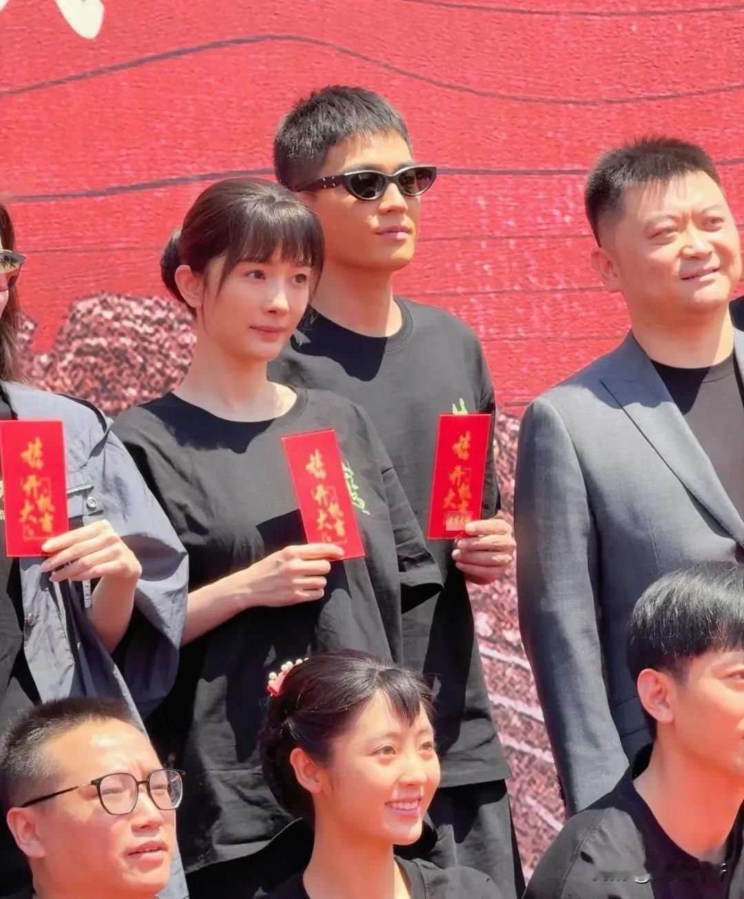 杨幂终于不“漂亮”了！
《万物生》悄咪咪开机，37岁杨幂首演农村妇女，卸掉精致大