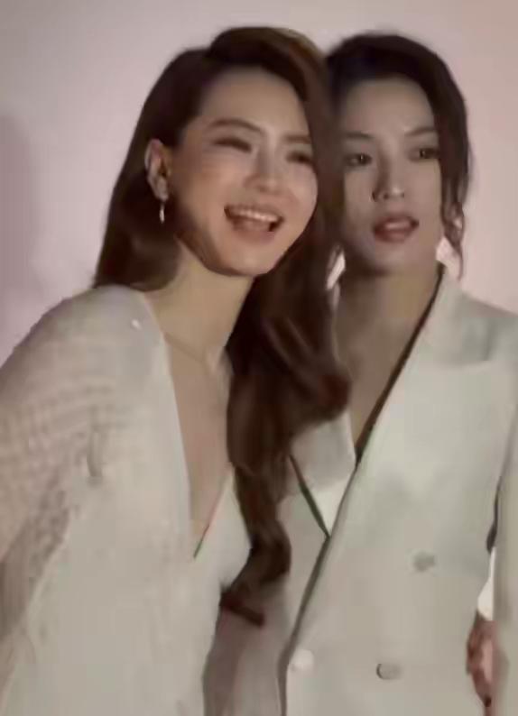 陈丽君与戚薇，一个略带英气，一个女人味十足，她们同框合影太养眼了。