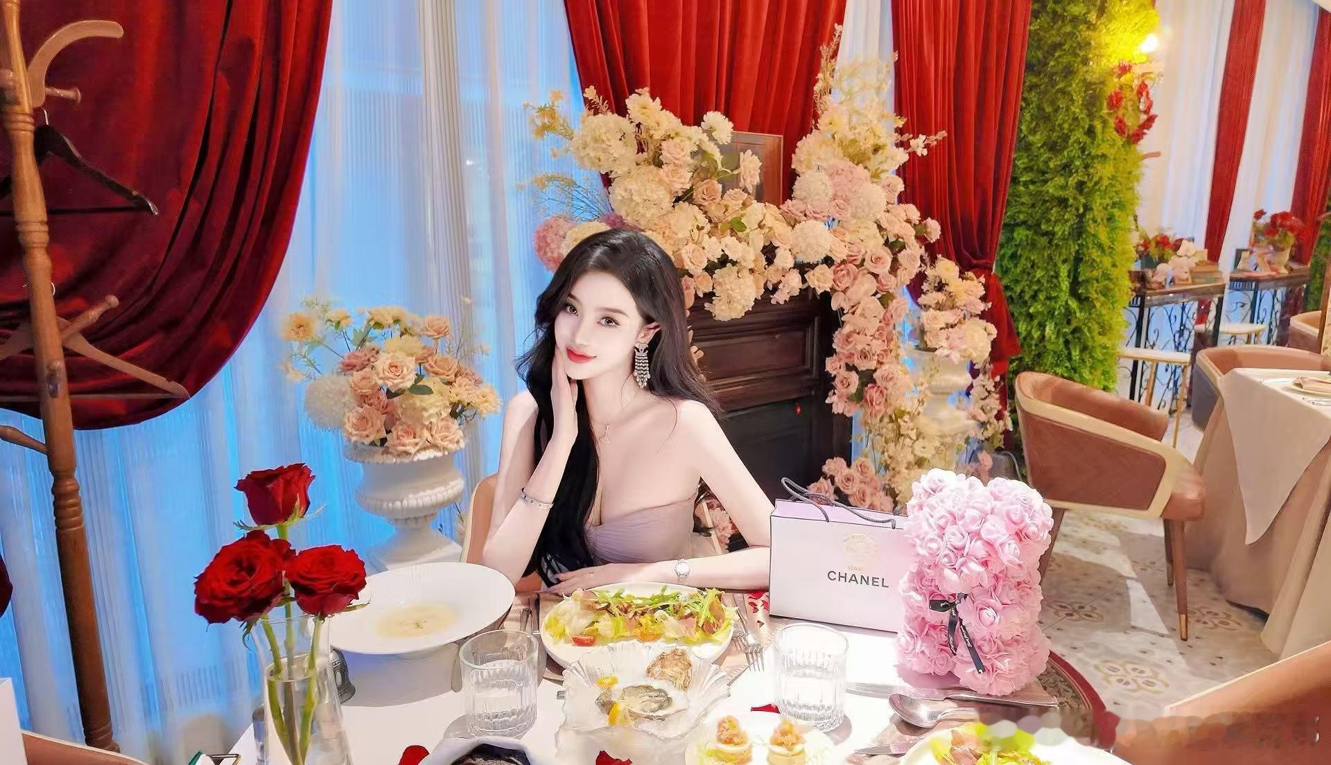 PinkHot_戴安娜[超话] 开心是一天 不开心是86400秒 🥂颜值美女自