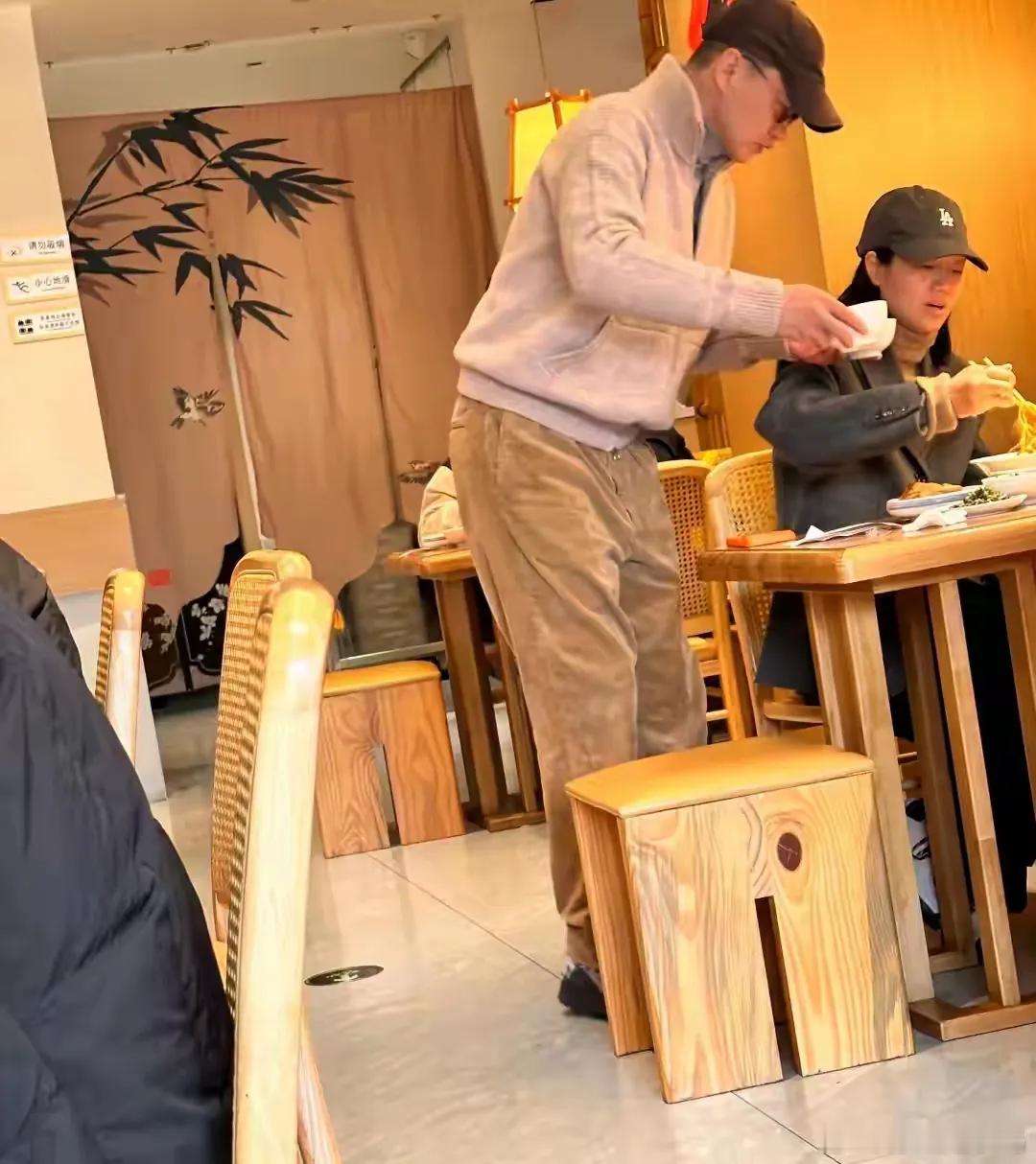 别再质疑朱丹挑老公的眼光了！周一围的爱全藏在行动里。杭州植物园带娃出游，他全程抱