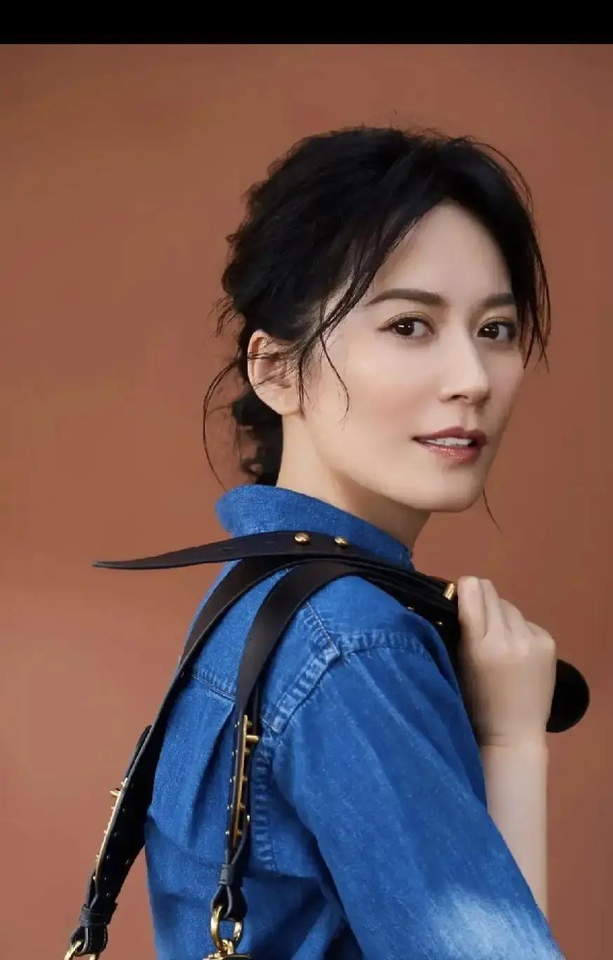 许晴俞飞鸿刘晓庆又被拉出来比脸，说她们强行少女。
我看照片，皱纹确实有了，但气场