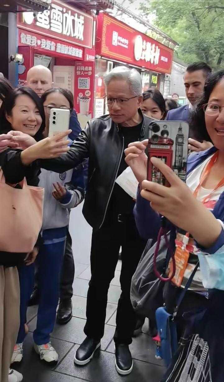 这次，英伟达老板黄仁勋在北京很受欢迎，他穿着皮衣，走到哪都被团团围住，被要求合影