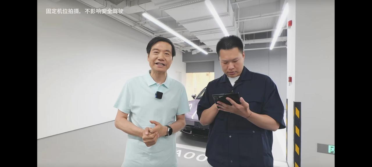 雷军在直播间里回答了一些网友们关心的问题，比如像这样的直播活动，争取一个月搞一次