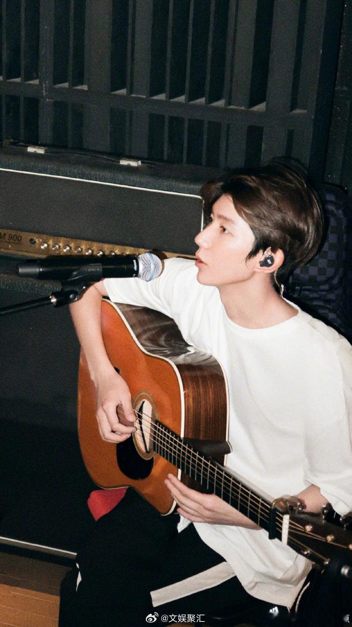#王源说BacktoMusic##王源纯白T弹吉他# 王源穿着纯白T弹奏吉他的模