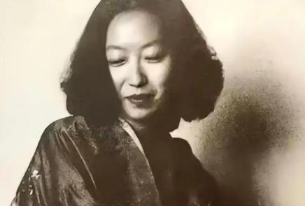 1952年夏，张爱玲拎着两只皮箱走过罗湖桥，出境时被海关认出真实身份，她含混应了