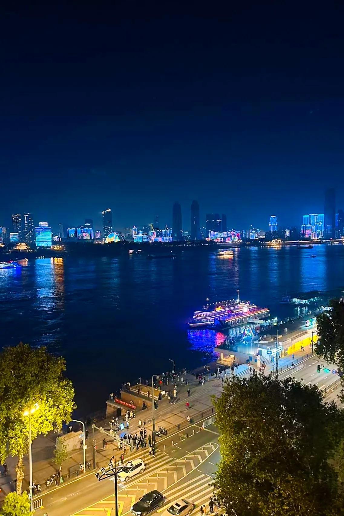 今晚上的武汉，参观参观。
#邢台# #武汉繁华夜景#