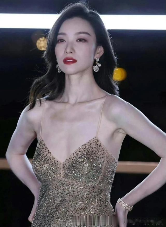倪妮的身材也太好了。 