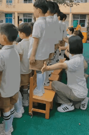 老师跪地护住孩子后背，这一蹲藏着最温柔的师者大爱

幼儿园暖心瞬间 师者仁心