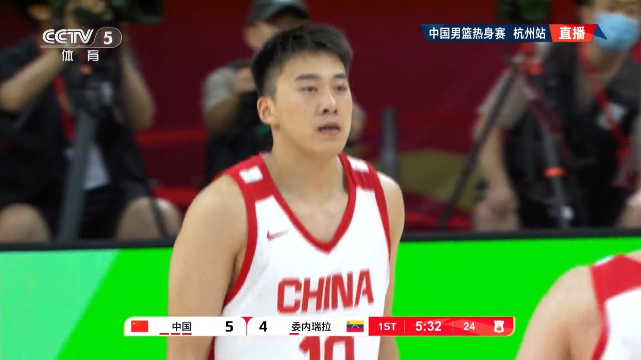 王俊杰投进中国男篮本场比赛第一记三分球中国男篮vs委内瑞拉男篮 ​​​