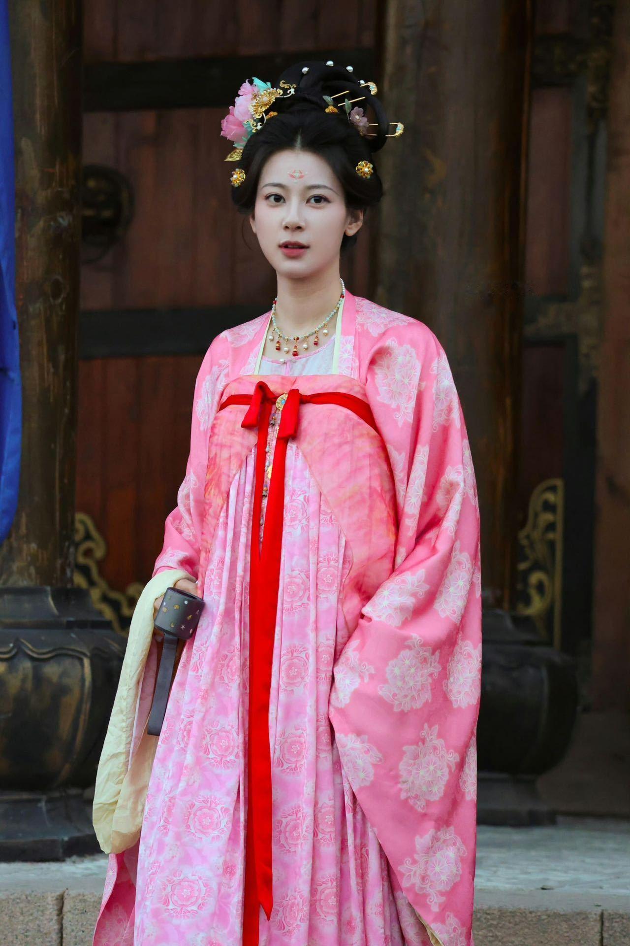 赵昭仪御廷谣演技 很喜欢严馥之这个角色，完全就是梦中情闺！赵昭仪演的也还不错，可