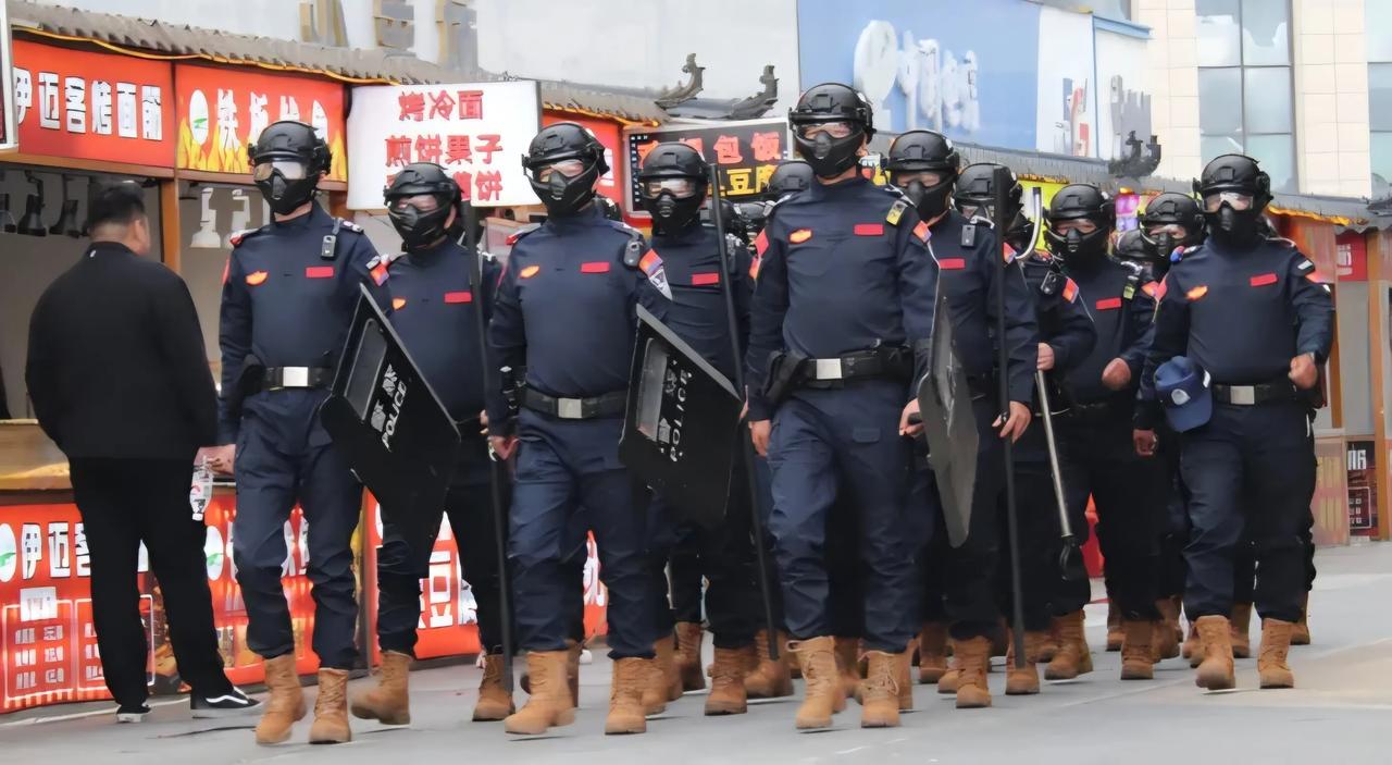 穿着21式棕色作战靴的巡逻队（网络图）。不知道哪个地方的巡逻队，应该是警方的，戴