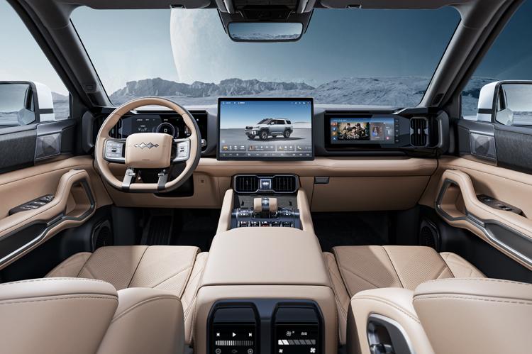 近日，方程豹汽车发布了一组豹8的内饰官图，整体延续了家族式的设计语言，硬朗大气且