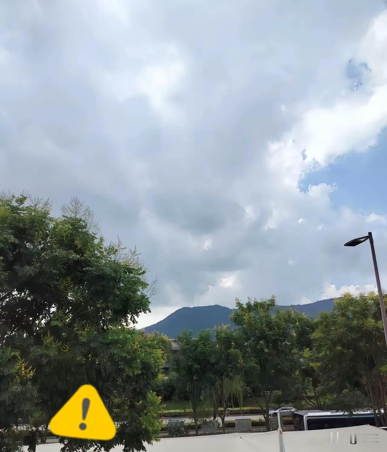 退休之后我没有在家清闲养老，
选择返聘继续工作，每个月稳定到手六千八百元收入，日