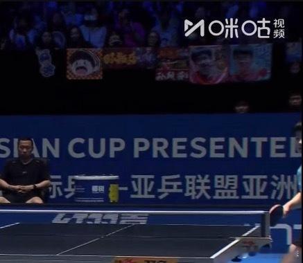 这个两个宝宝张大嘴的手幅连看好几天了 太可爱了！！！！！ 