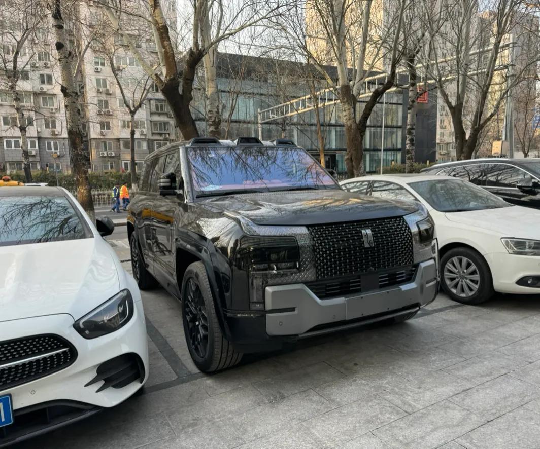 去趟超超市竟然偶遇了一辆临牌U8，不说车怎么样，能买它的车主是真有实力。
听闻个