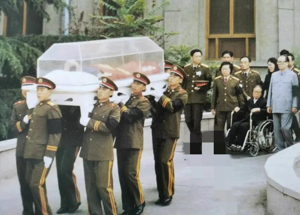 1992年5月，聂荣臻元帅的遗体，被火化前，留下的一张罕见老照片，镜头中的他躺在