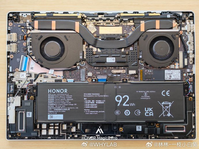 荣耀MagicBook Pro 16 内部图，能看出来是下了功夫的，采用双大风扇