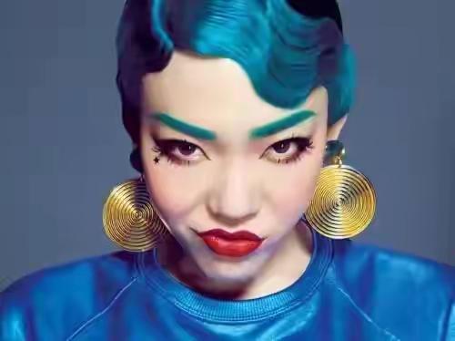 吴莫愁不搞怪装扮的时候，
是一个挺漂亮的女生，
骂她丑真的是很冤，
而且唱歌明明