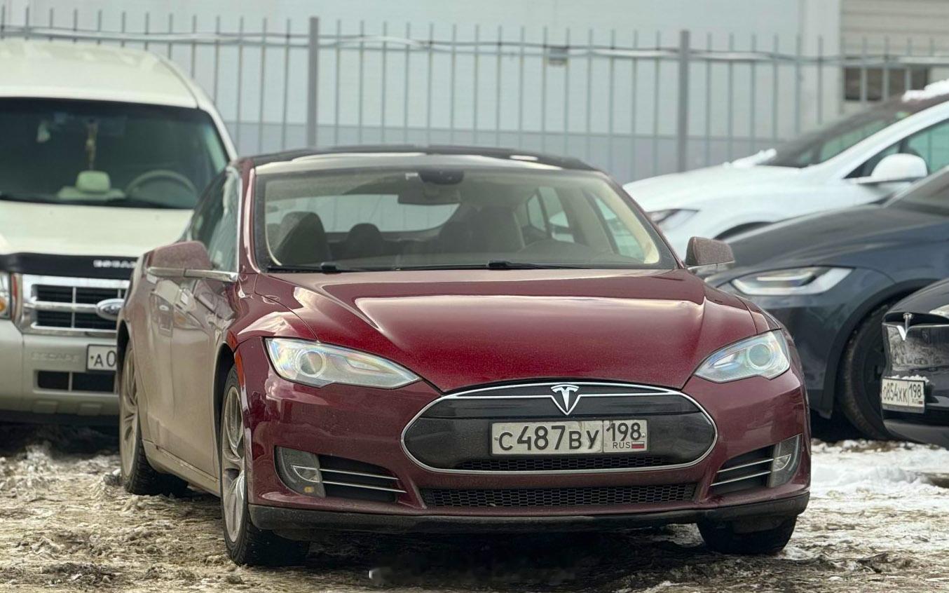 Tesla Model S / Chevrolet Camaro / Tank 