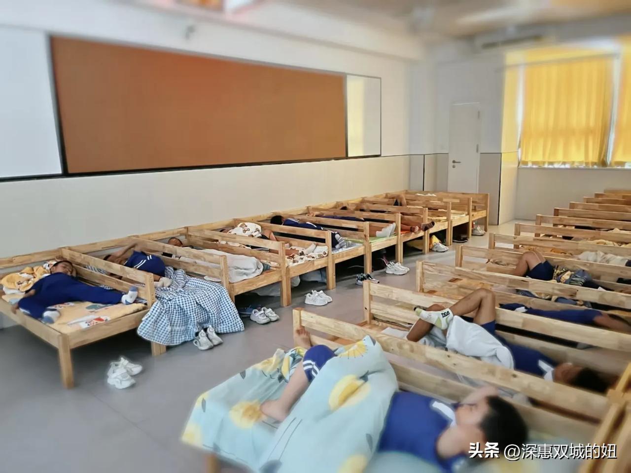 不在学校吃饭午休，是不是有点折腾。
娃的学校有食堂，午休床，中午都是在学校吃饭，