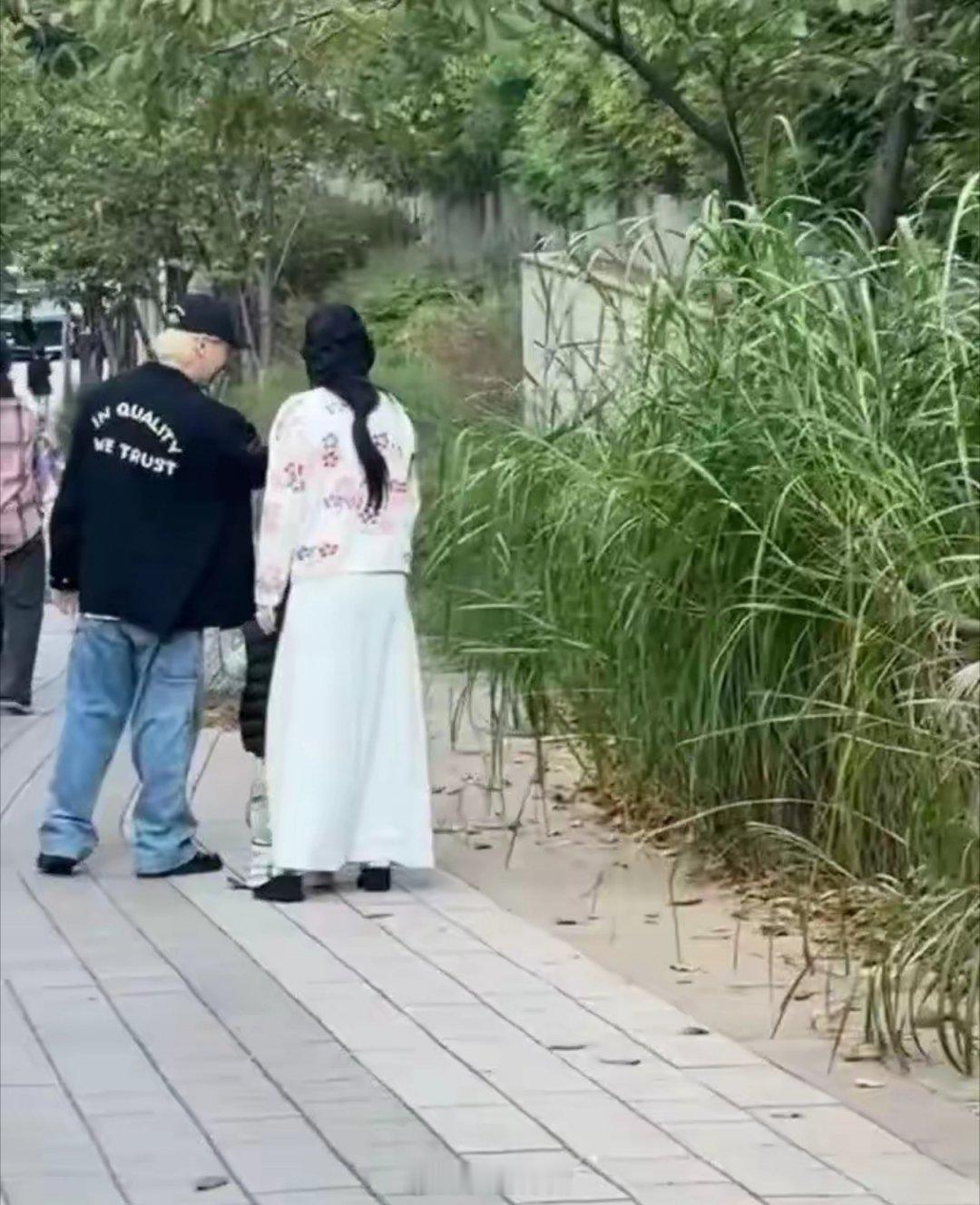 偶遇太阳闵孝琳一家三口网友在小韩偶遇太阳闵孝琳一家三口散步，画面温馨幸福，光看背