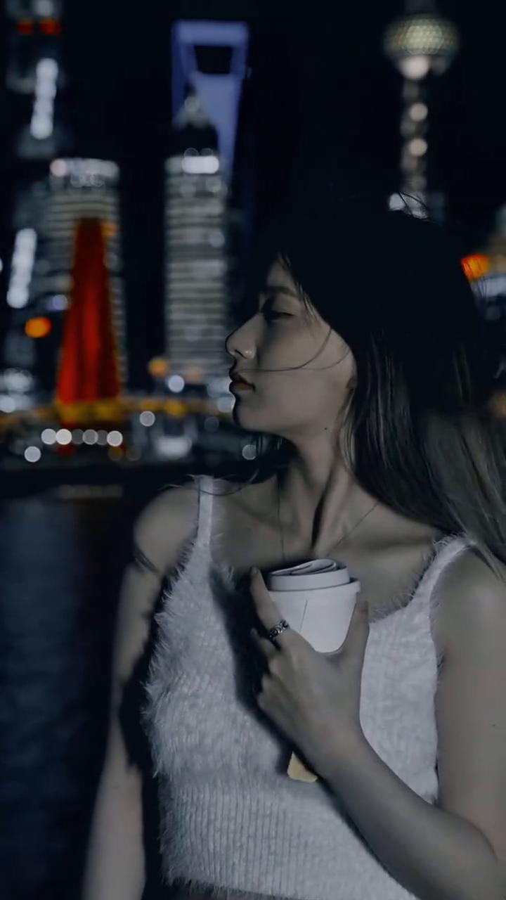 一定要挺直腰杆，活成自己的光。
一定要争气，因为你不光有恩要还，还有仇要报。那些