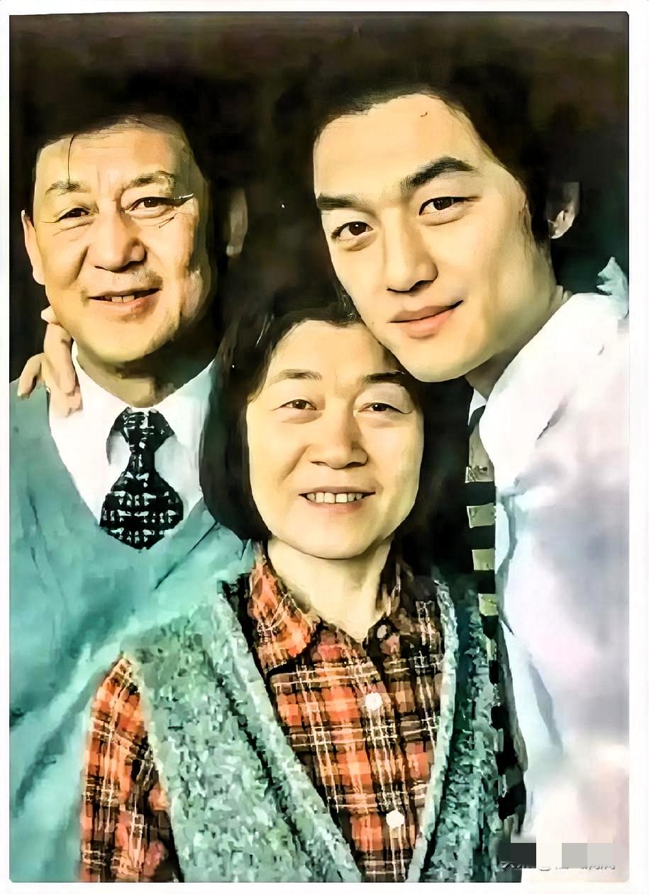 查了才知道！

李亚鹏83岁的老母亲不简单啊！
有信息工程的同学爆料，老夫人是石