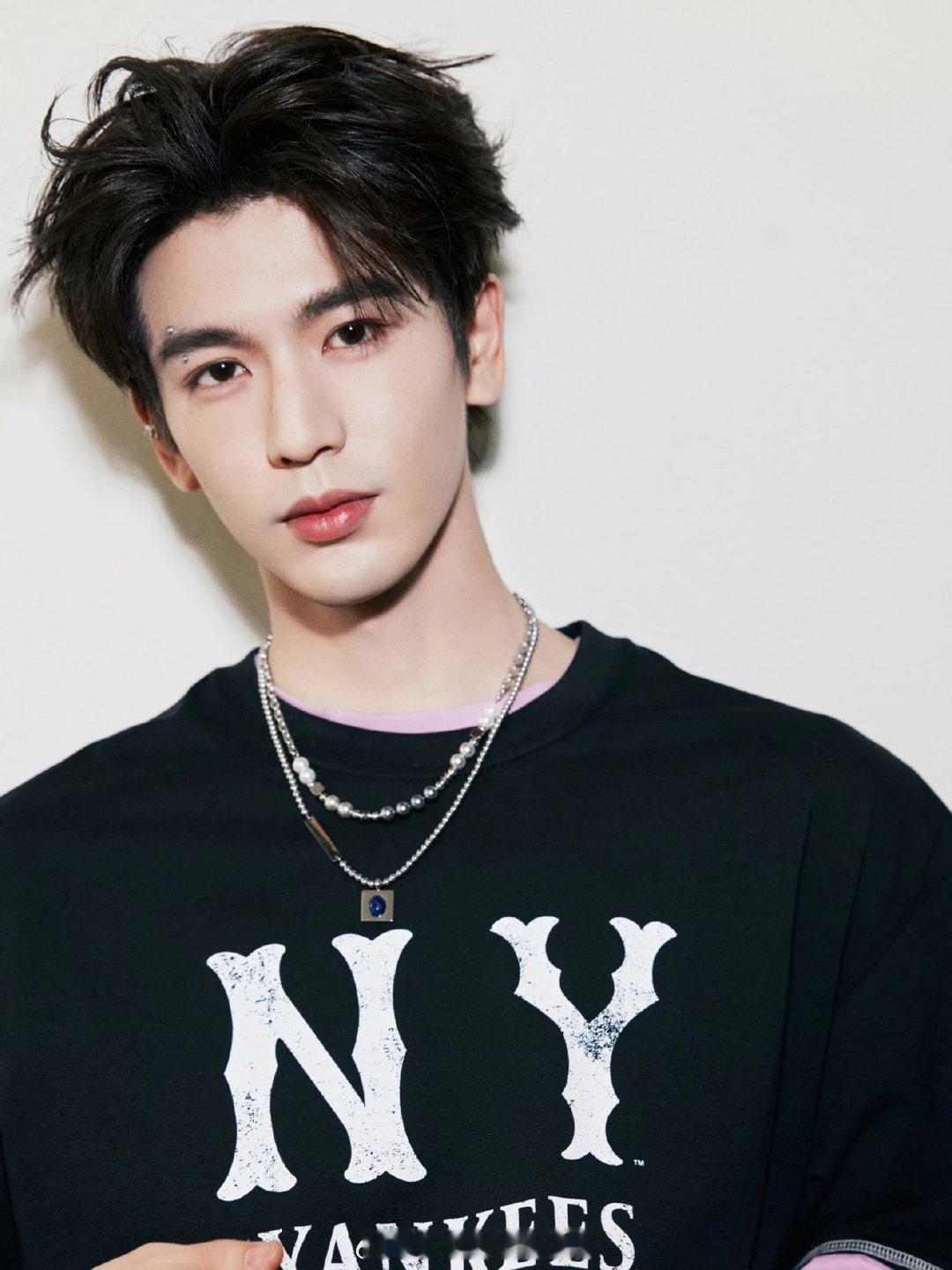 张凌赫腿抽筋了张凌赫拍戏腿部别着筋了 隔着屏幕都能感受到张凌赫的无奈啊，没想到张