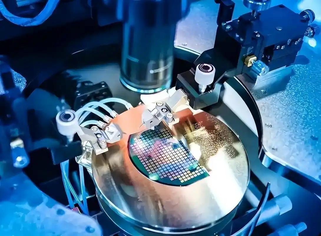 最近总有人念叨，说日本手里攥着，最后一张反制中国的王牌，就是高端光刻胶。仿佛只要