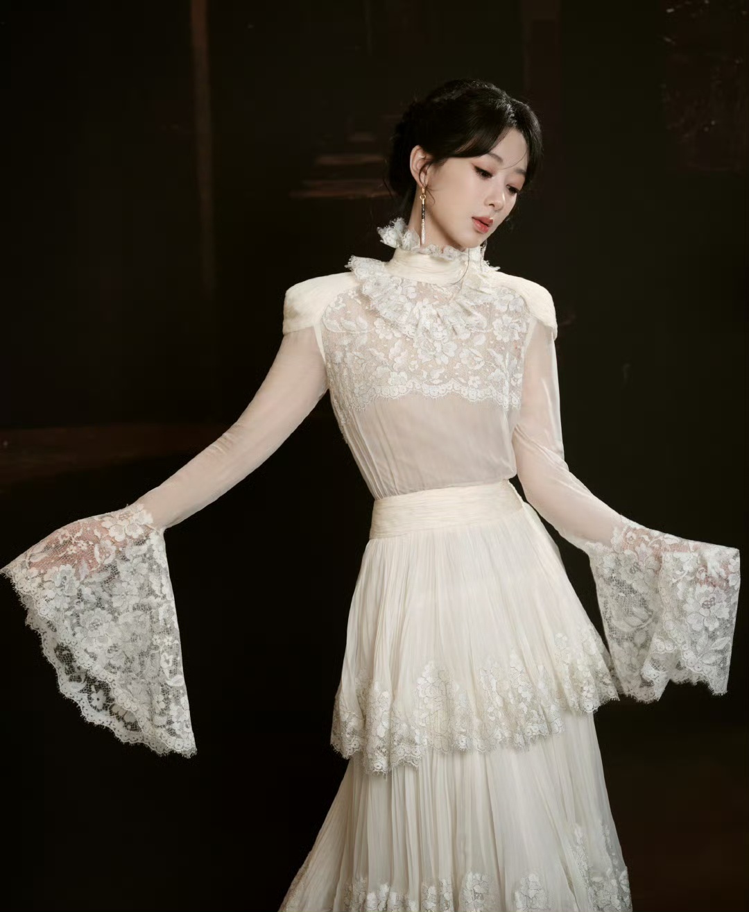 杨紫[超话]杨紫复古蕾丝高定杨紫蕾丝高定 ​啊啊啊！今天是优雅的公主啊. ​​​