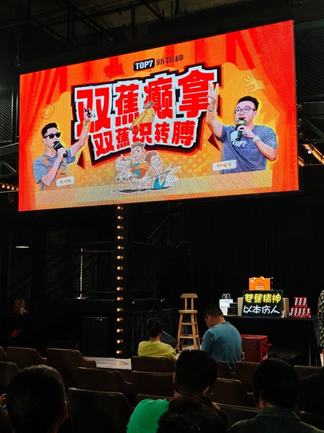 一开始还以为自己迟到了~进来才发现看错时间了[捂嘴哭]在厕所门口碰到袁老师[允悲