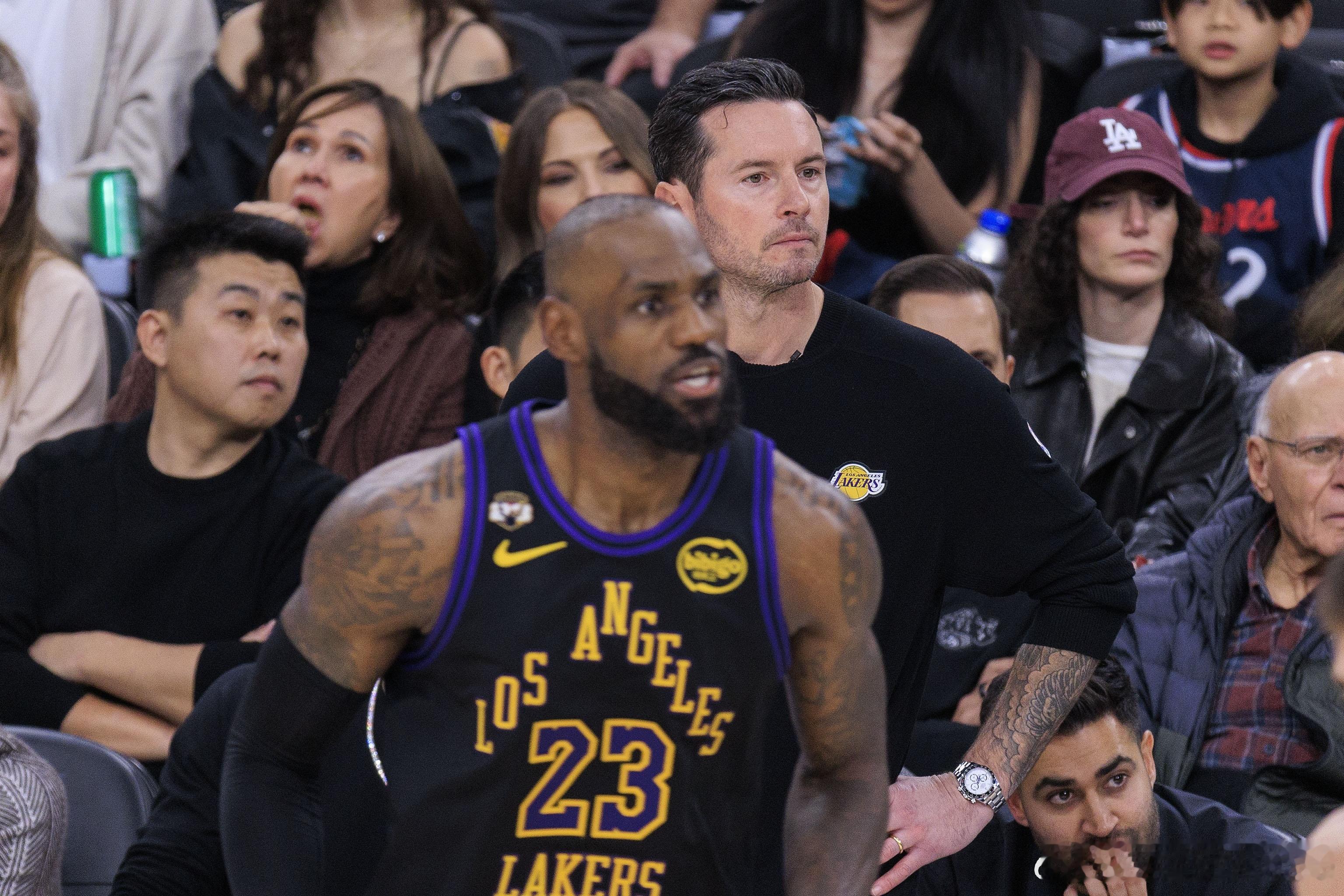 NBA常规赛，湖人客场110-113惜败太阳，遭遇三连败。湖人战绩来到34胜24