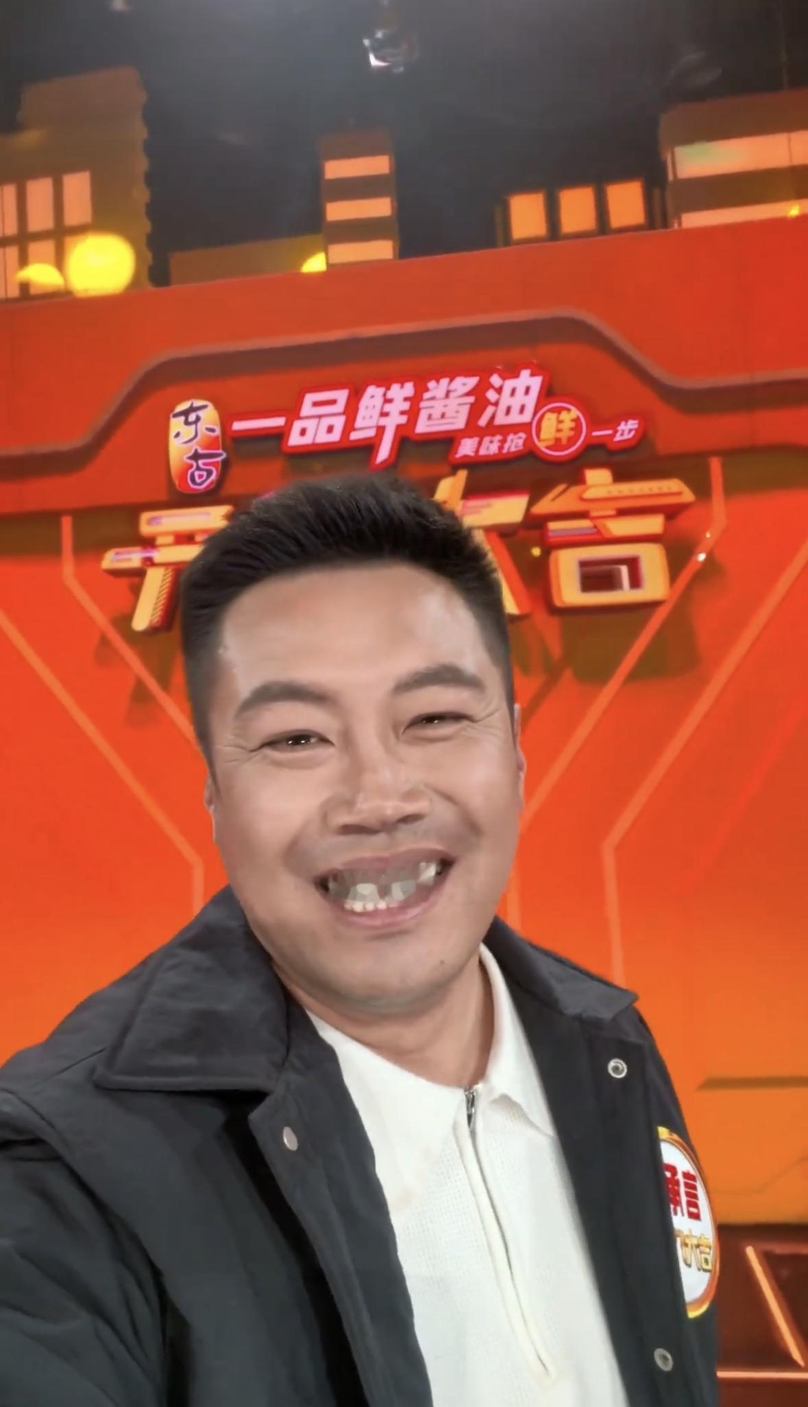 吴承言上CCTV-3开门大吉录制节目。

给商丘吴老师上大分，墙绘出名后被CCT