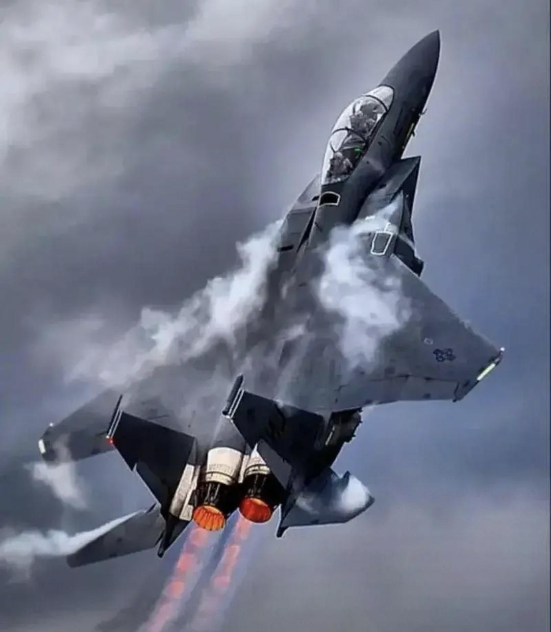 乌克兰飞行员叛逃！
F-16刚到手，乌克兰飞行员掉头飞向俄罗斯！泽连斯基怒不可遏